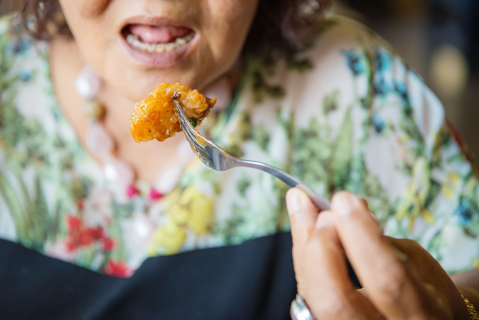 La forma de masticar la comida influye a la hora de evitar ganar peso