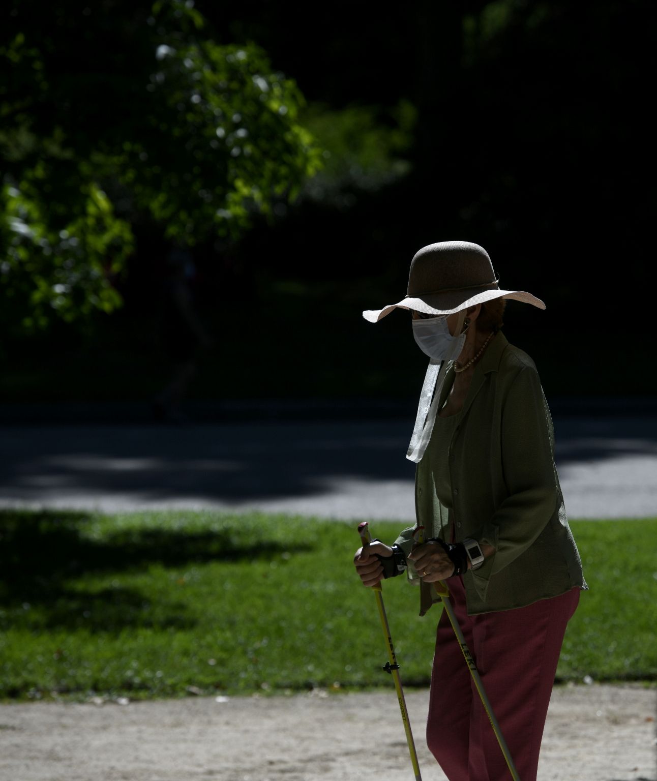 EuropaPress 3212589 mujer camina bastones parque retiro madrid espana 29 junio 2020 calor pone