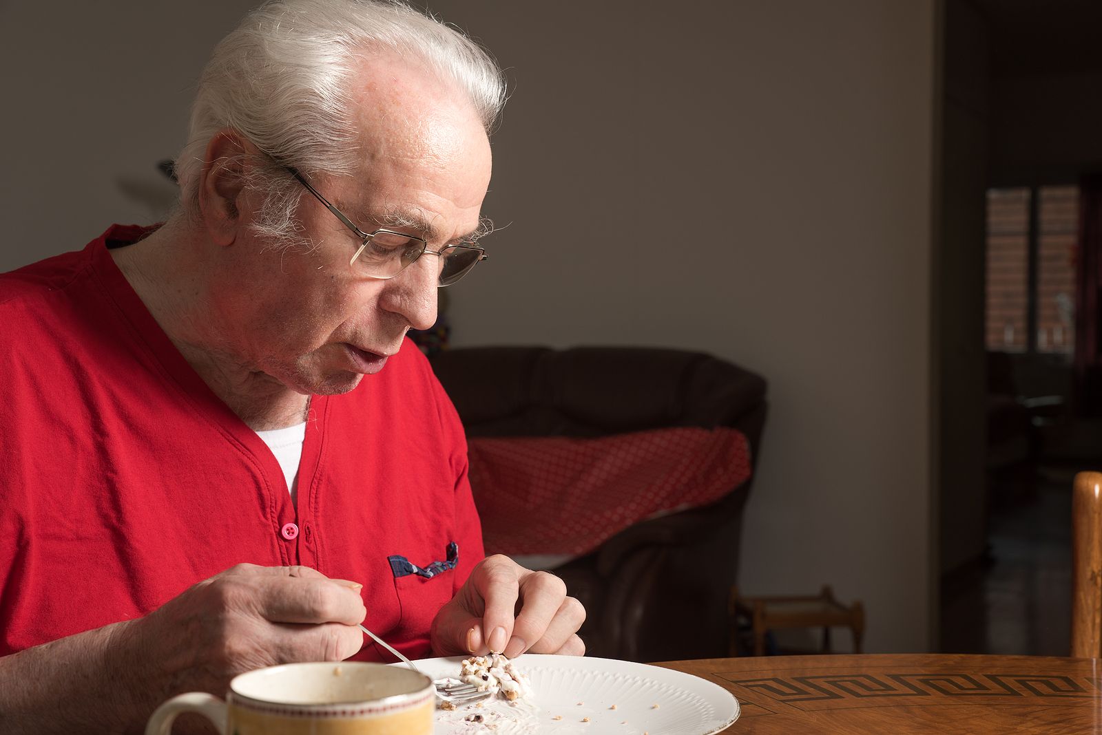 Los alimentos ultraprocesados triplican el riesgo de fragilidad en los mayores