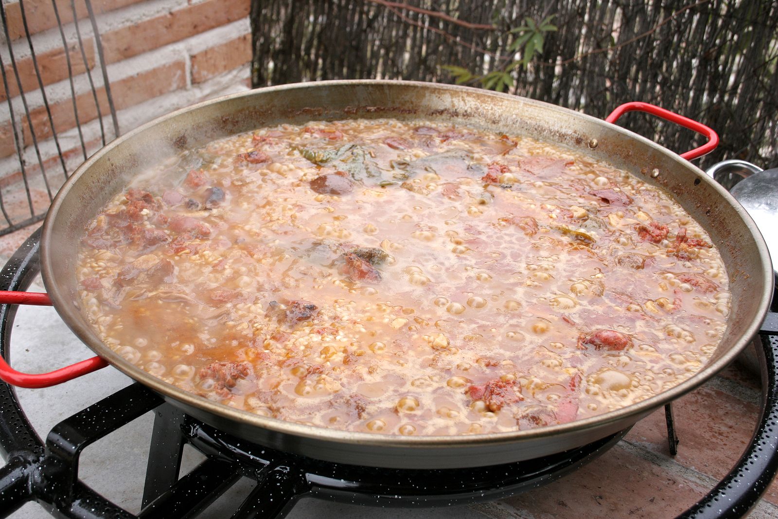 Tres caldos distintos para hacer una paella o un arroz perfecto