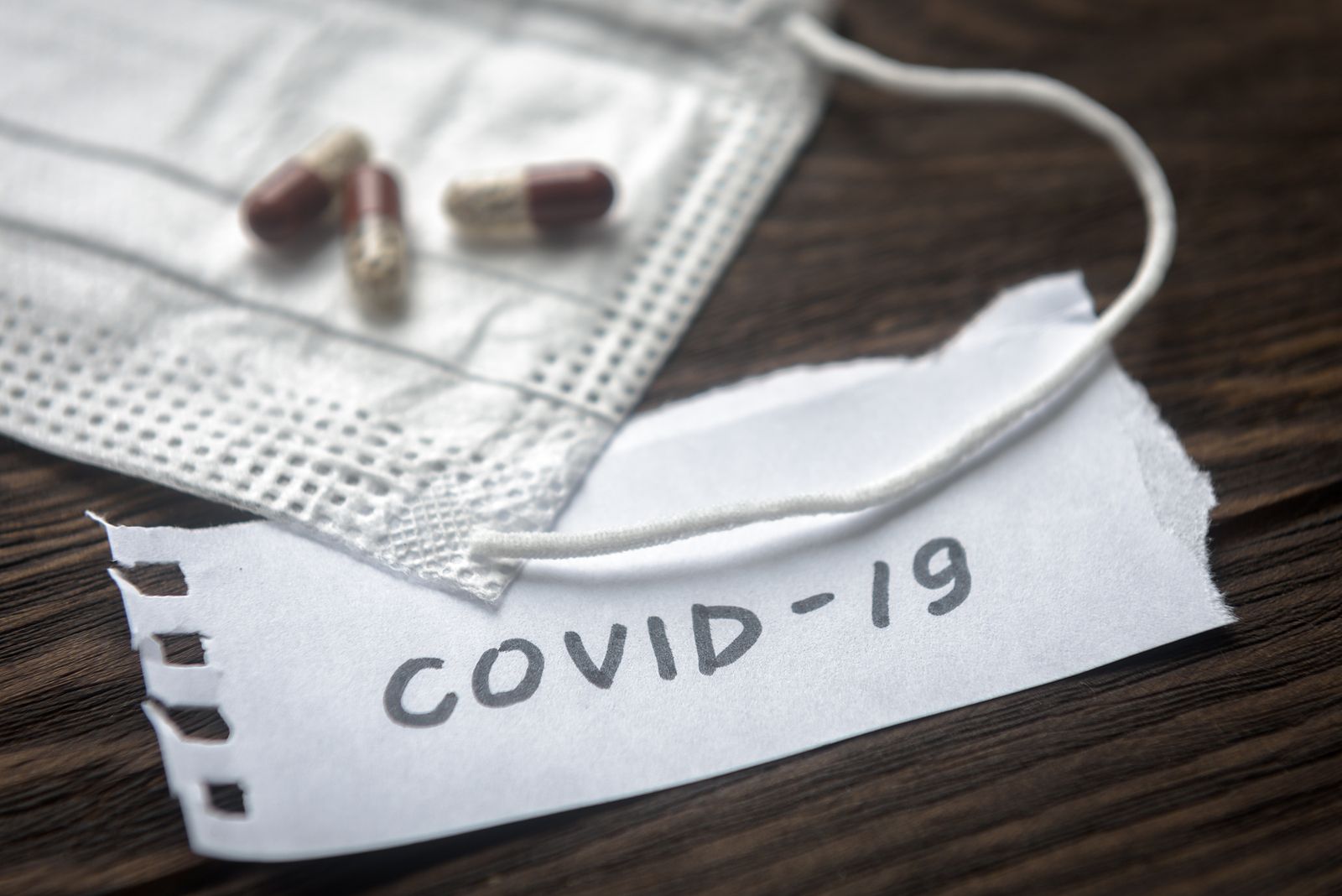 Un tratamiento sintomático con antiinflamatorios, antigripales y antibióticos NO elimina el COVID-19