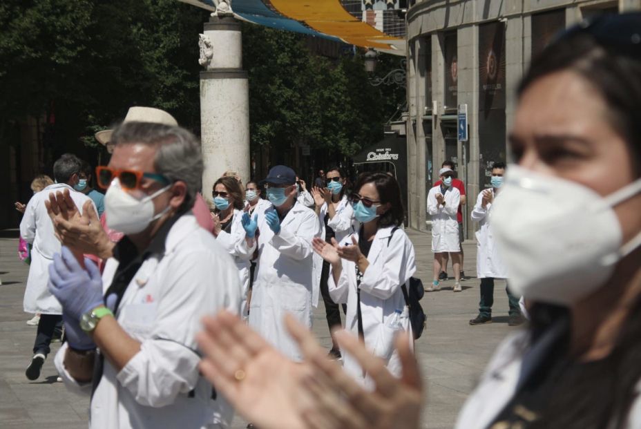 EuropaPress 3200564 componentes sindicato amyts mayoritario medicos madrilenos aplauden EuropaPress 3200564 componentes sindicato amyts mayoritario medicos madrilenos aplauden