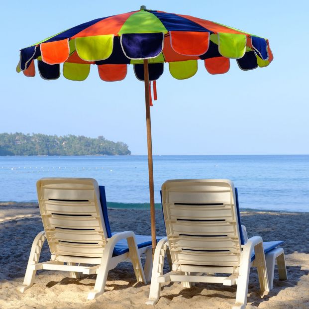 Cómo clavar la sombrilla de playa para que no se vuele con el viento. Foto: Bigstock