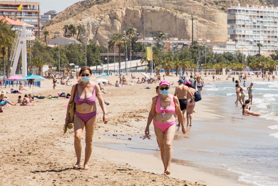 EuropaPress 3175767 dos mujeres protegidas mascarilla pasean playa postiguet primer dia fase