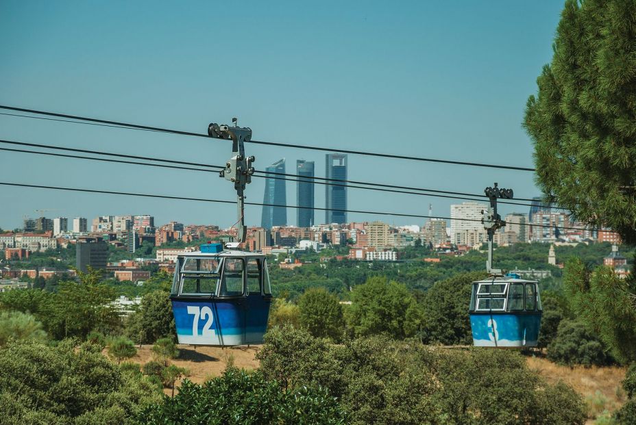 bigstock Cable Car Gondola Passing Thro 286616521
