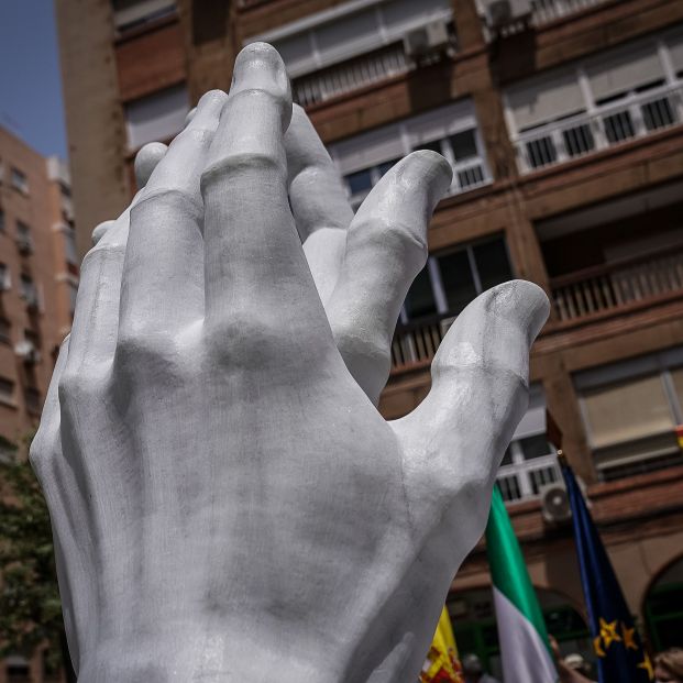 PRIMERA DE LAS ESCULTURAS DE HOMENAJE QUE ANDALUCÍA DEDICA A LOS PROFESIONALES SANITARIOS Y AL RESTO DE PERSONAS QUE LUCHAN CONTRA EL COVID-19  .-.  Foto: Europa Press 