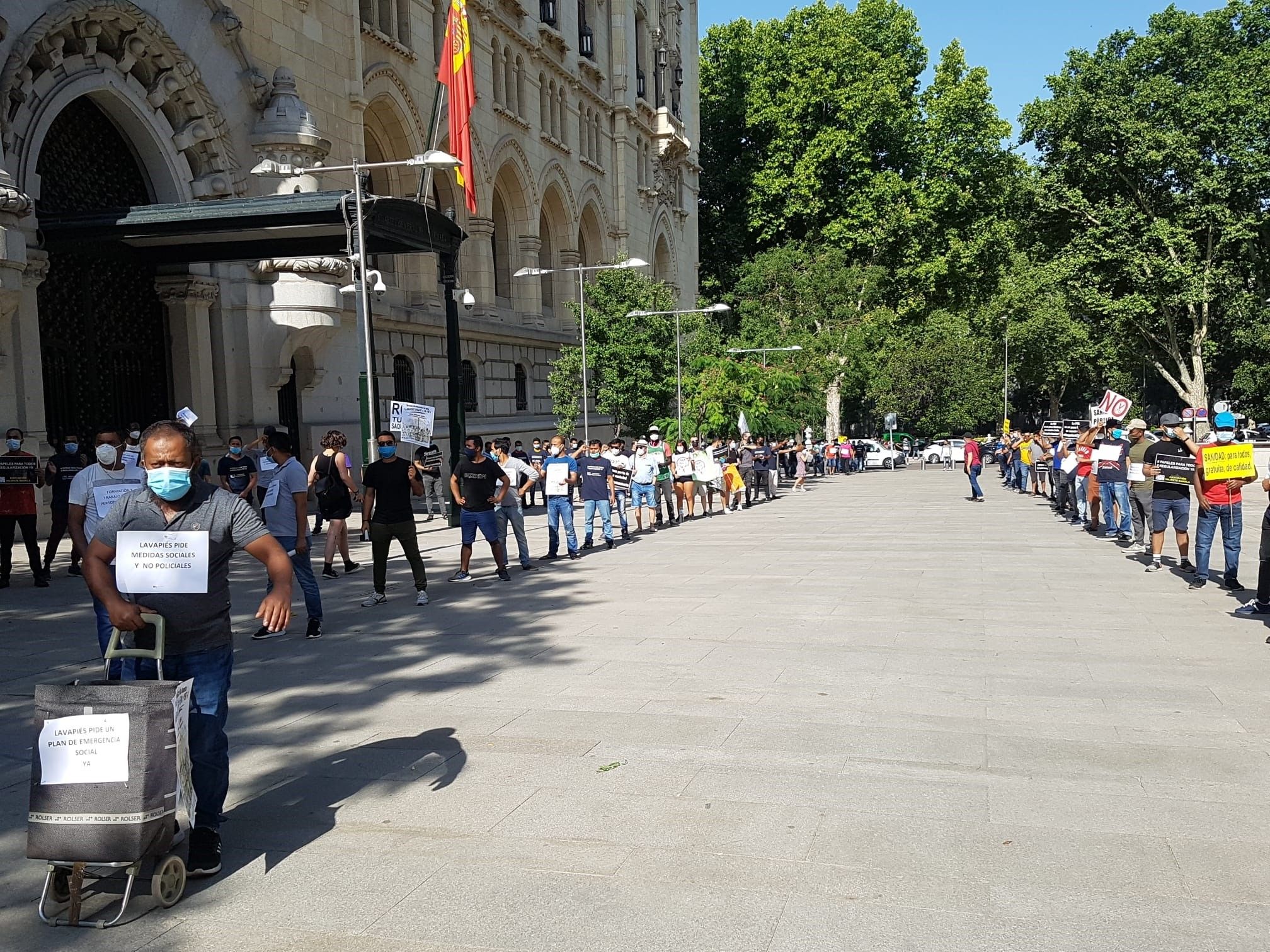 'Colas del hambre' exigen al Ayuntamiento de Madrid un plan de emergencia social