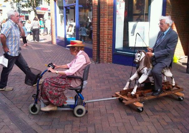 15 fotos de parejas que demuestran que nunca eres demasiado mayor para divertirte