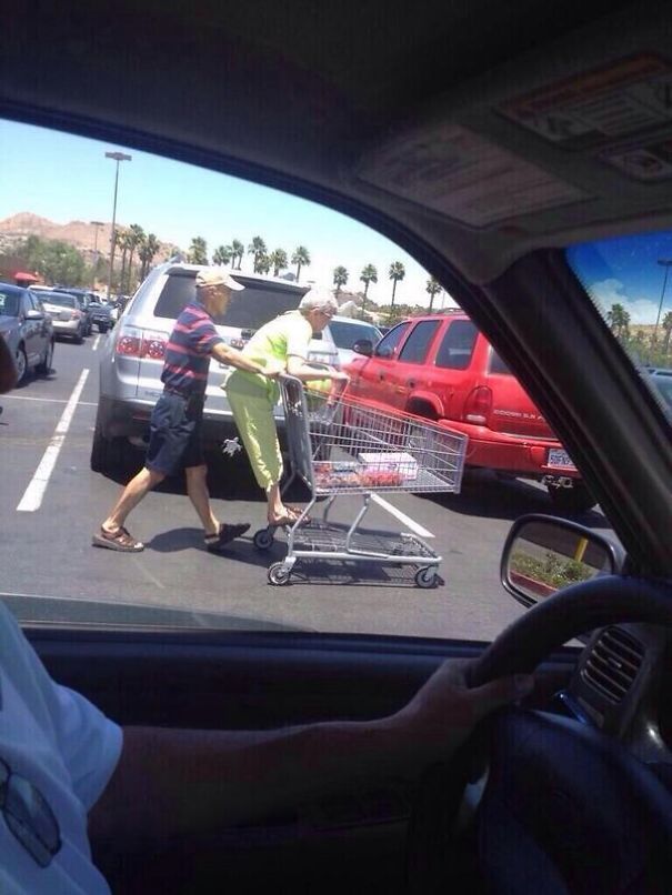 15 fotos de parejas que demuestran que nunca eres demasiado mayor para divertirte