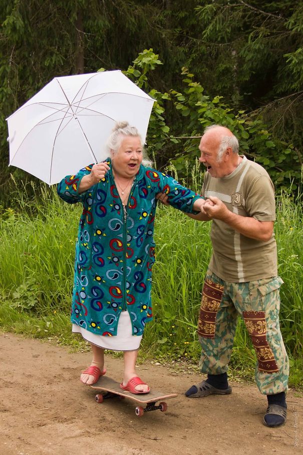 15 fotos de parejas que demuestran que nunca eres demasiado mayor para divertirte