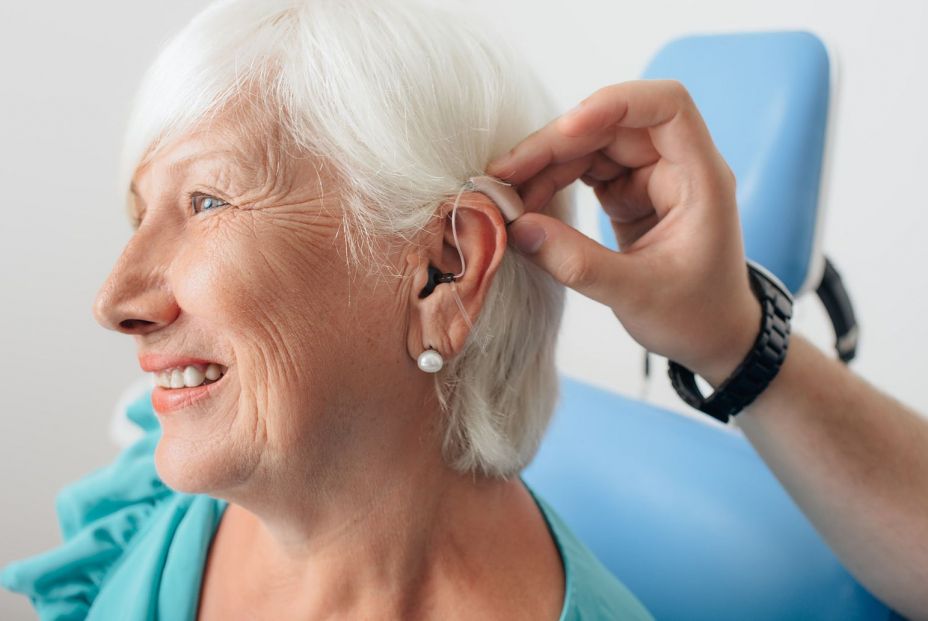 Consejos para acostumbrarse a llevar audífonos. Los audífonos pueden prolongar la vida de las personas con pérdida auditiva, según una investigación