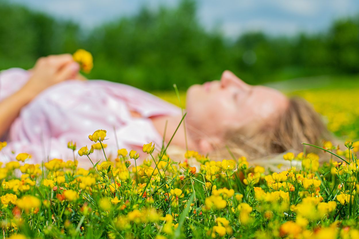 Por qué te conviene hacer ‘earthing’ estas vacaciones