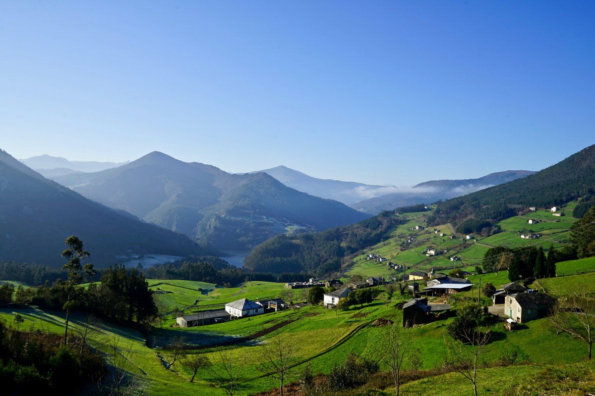 Ruta por el valle del Navia, en Asturias