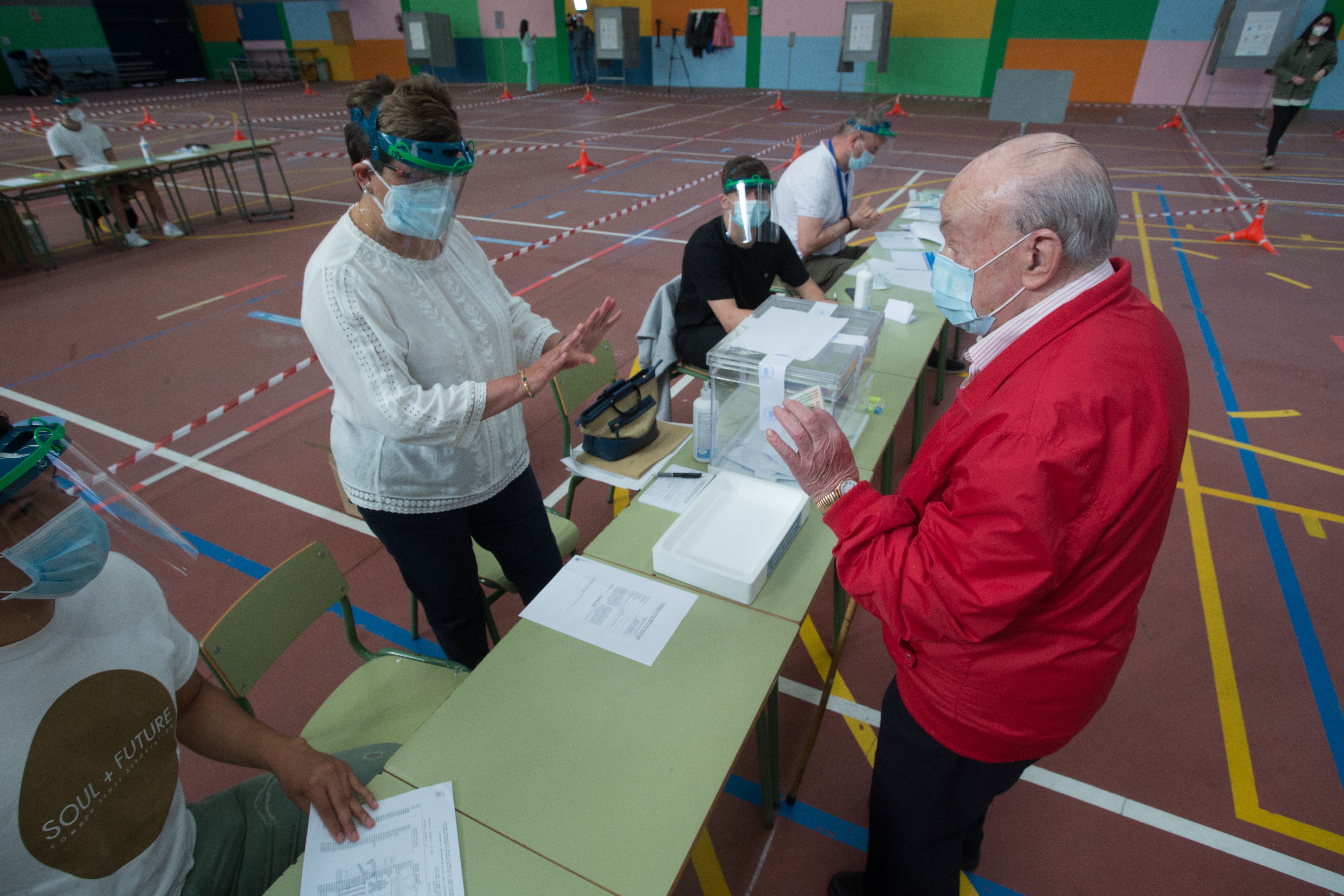 EuropaPress 3231897 hombre acude votar elecciones autonomicas galicia poblacion burela comarca