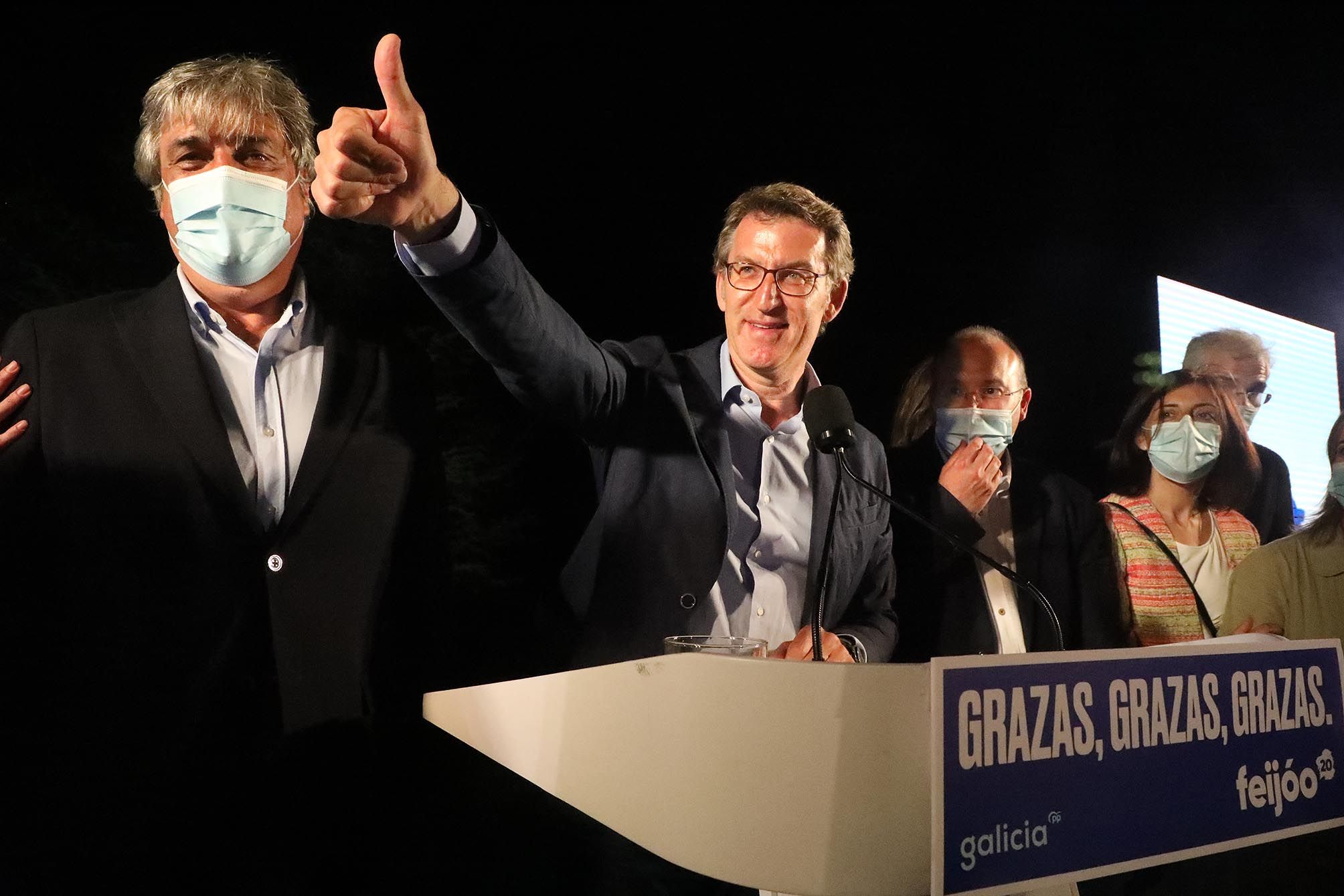 Feijóo logra su cuarta mayoría absoluta en Galicia y Urkullu gobernará en el País Vasco