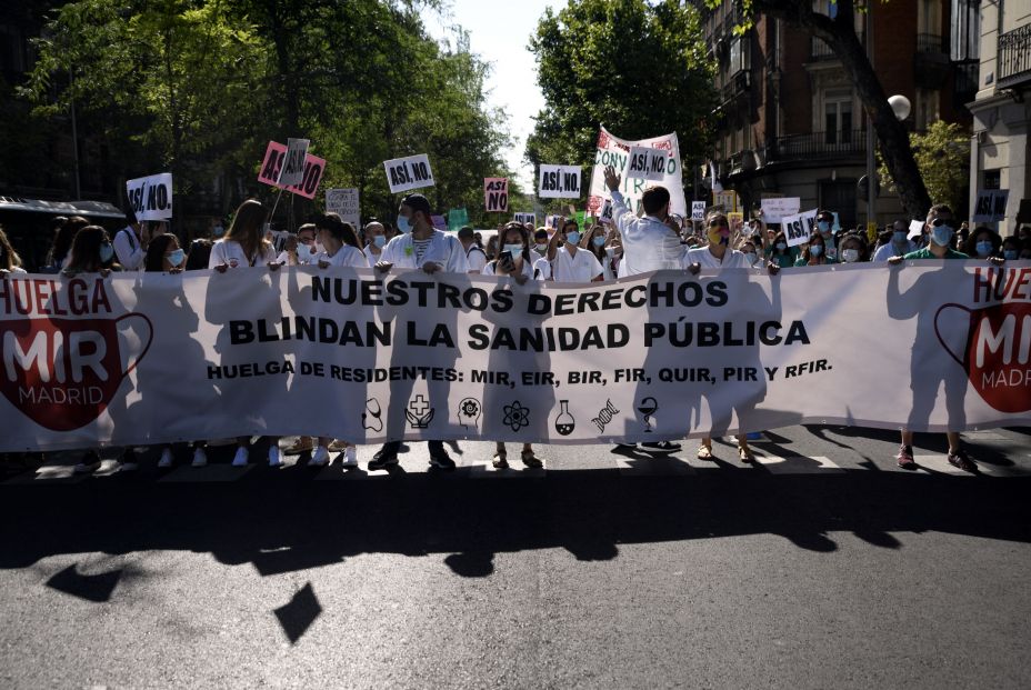 EuropaPress 3233228 varios sanitarios sostienen pancarta lee derechos blindan sanidad publica