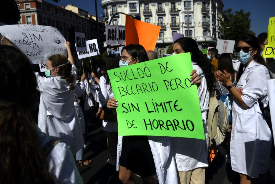 Centenares de médicos MIR se manifiestan en Madrid contra la "explotación"