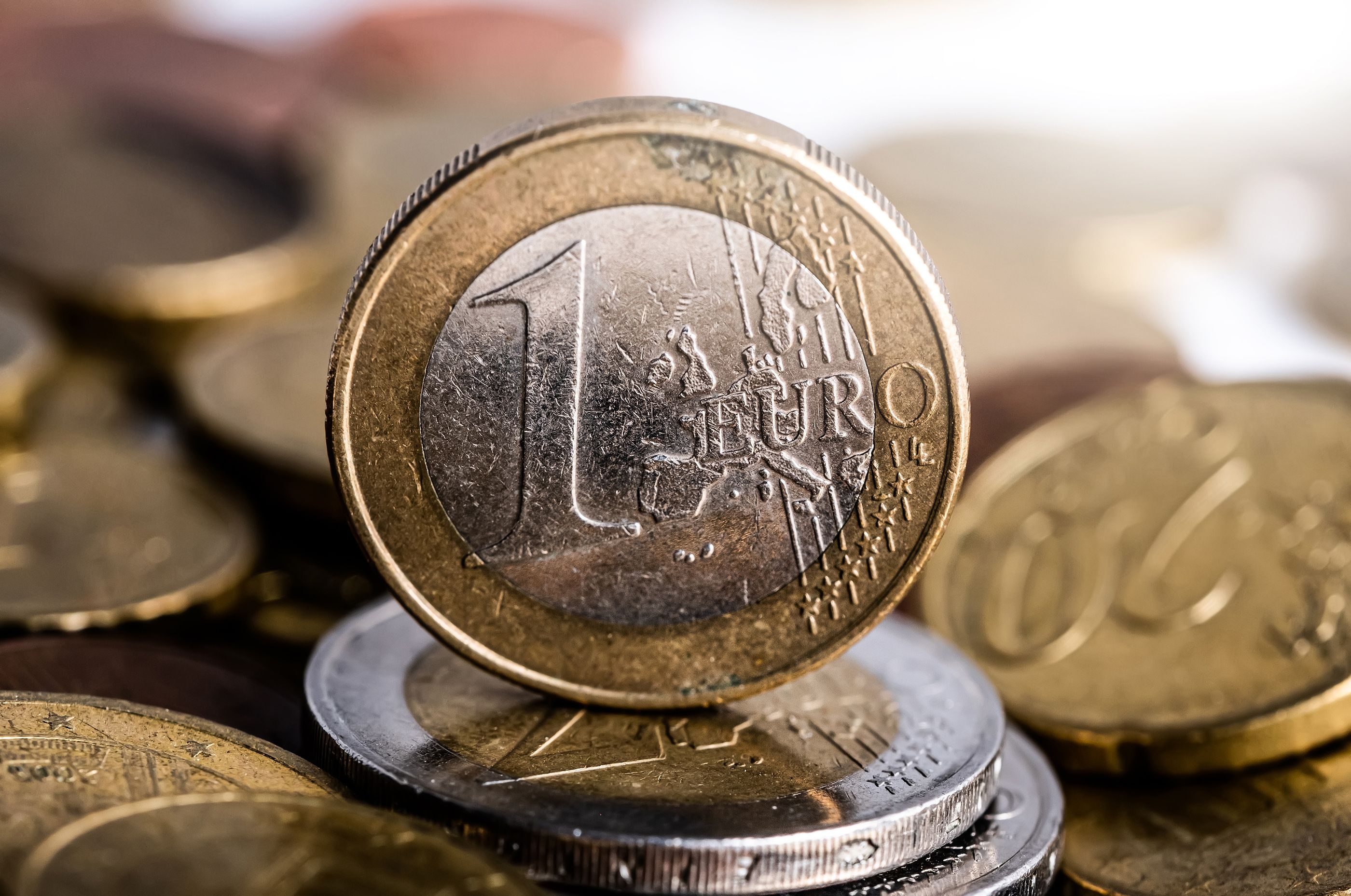La Guardia Civil alerta de monedas que parecen de 1 euro pero en realidad no lo son