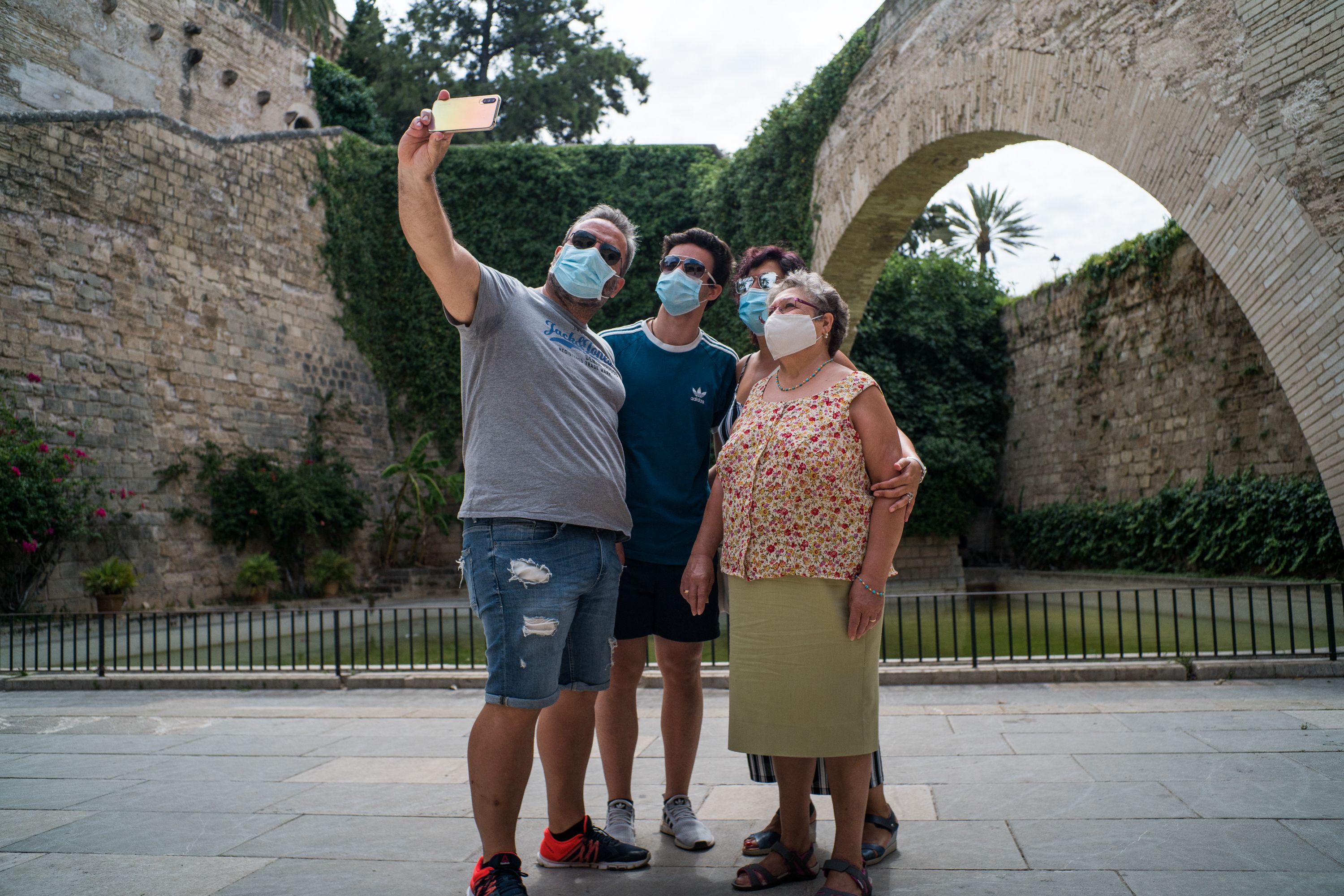 Mascarillas obligatorias en casi toda España para frenar los rebrotes