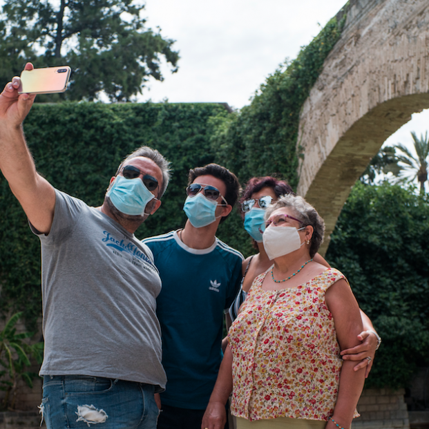 Mascarillas obligatorias en casi toda España para frenar los rebrotes Mascarillas obligatorias en casi toda España para frenar los rebrotes