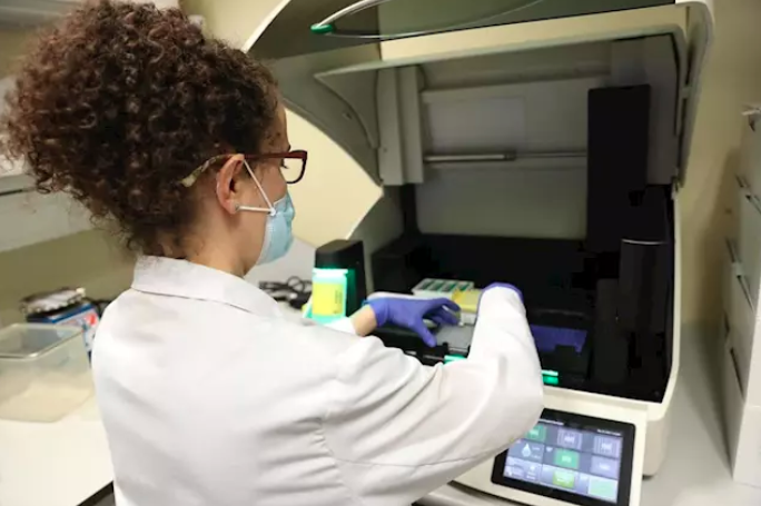 Una bióloga del Centro de Biología Molecular Severo Ochoa en el Campus de Cantoblanco de la Universidad Autónoma trabaja con un PCR digital robot formador de gotas.  - Foto: Europa Press