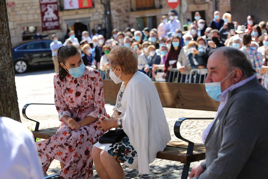 EuropaPress 3235952 dona letizia conversa ciudadana visita reyes localidad soriana vinuesa