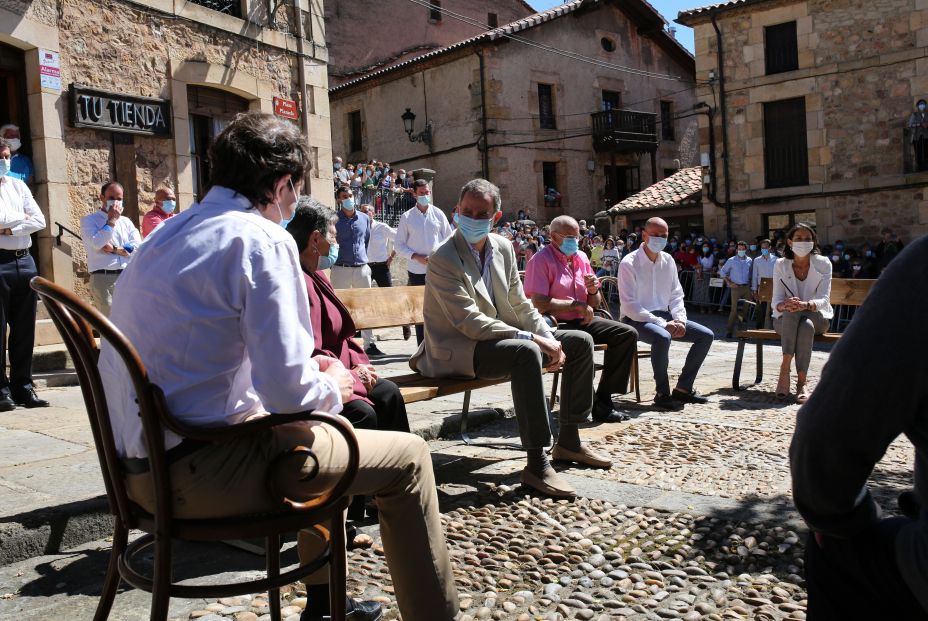 EuropaPress 3235969 don felipe dona letizia conversan varios ciudadanos visita localidad