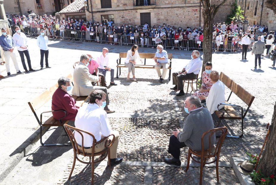 Los Reyes se interesan por los problemas de los mayores de la España vaciada