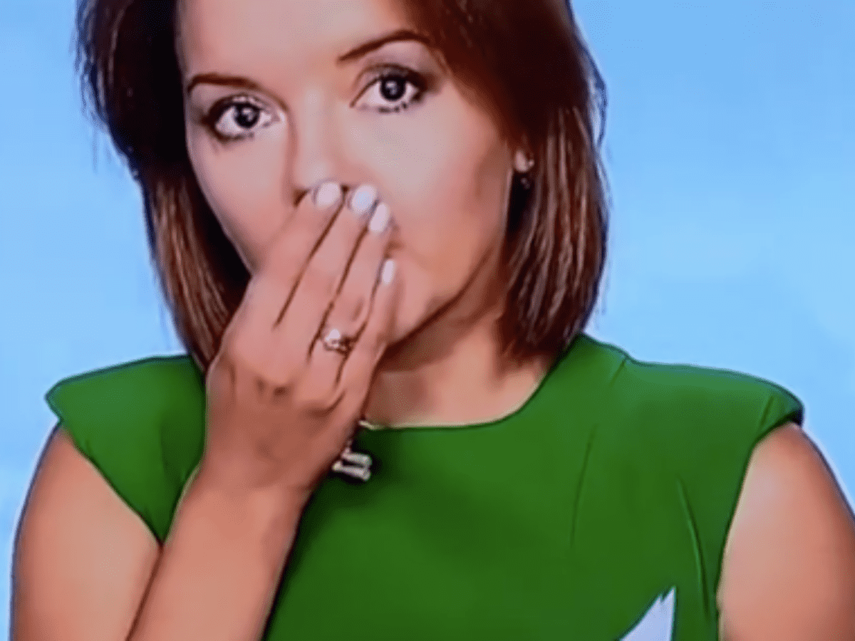 Una presentadora pierde un diente en directo y continúa como si nada