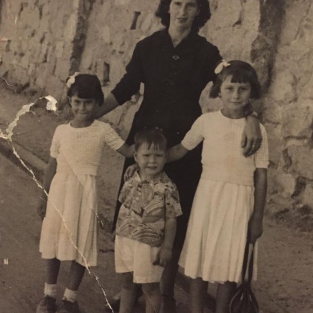 Fotos interiores  guindal, su madre y sus dos hermanas en 1955