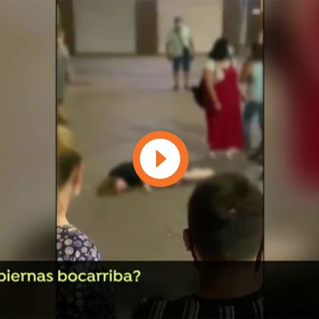 VÍDEO: Nadie ayuda a una joven en Granada desmayada en plena calle al creer que tiene coronavirus