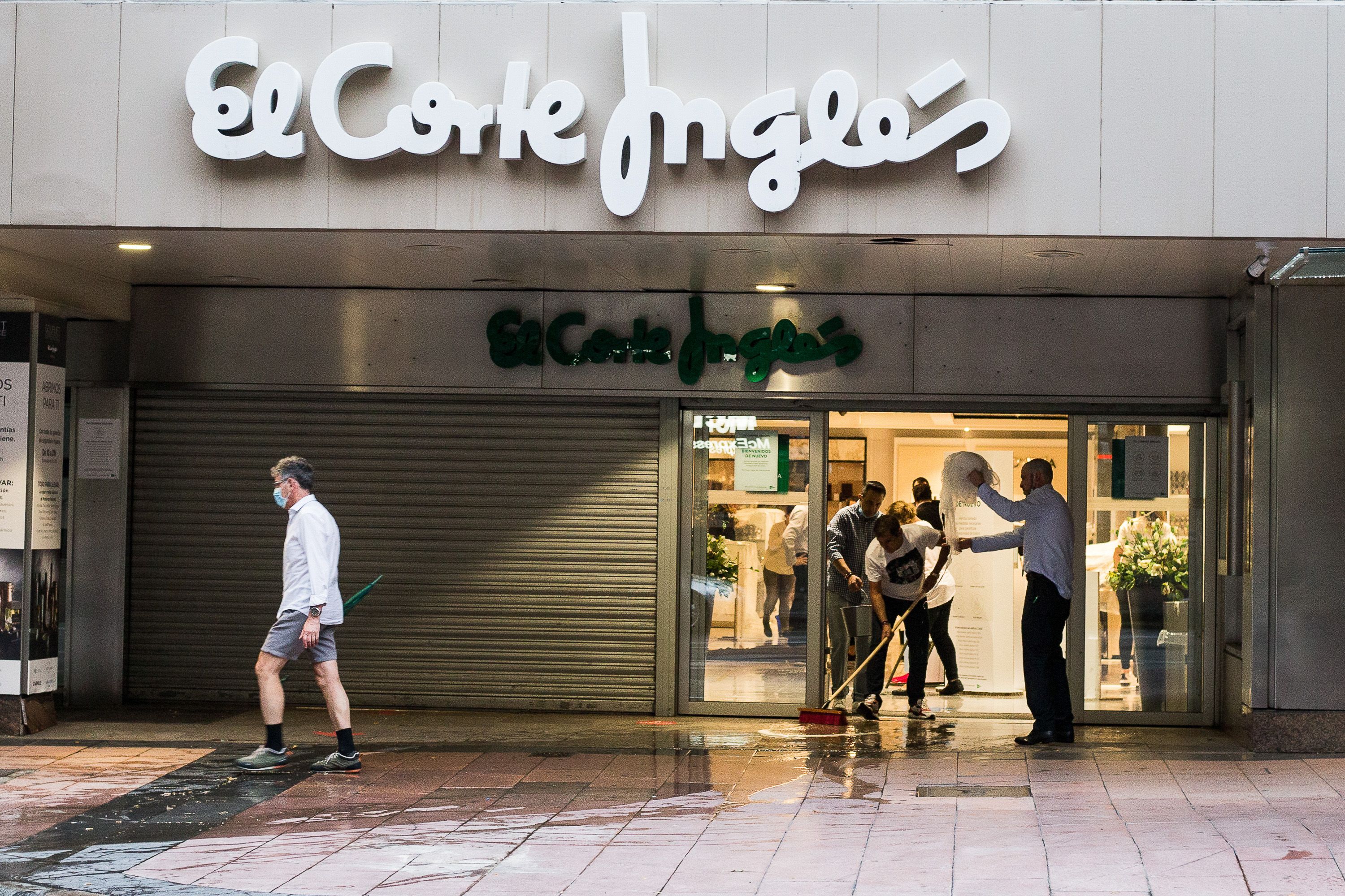 Clientes de El Corte Inglés, indignados por pedidos que no llegan y teléfonos de pago para reclamar