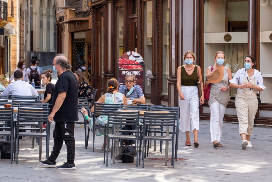 EuropaPress 3236153 tres ciudadanas pasean mascarillas abanico fuerte calor primer dia uso
