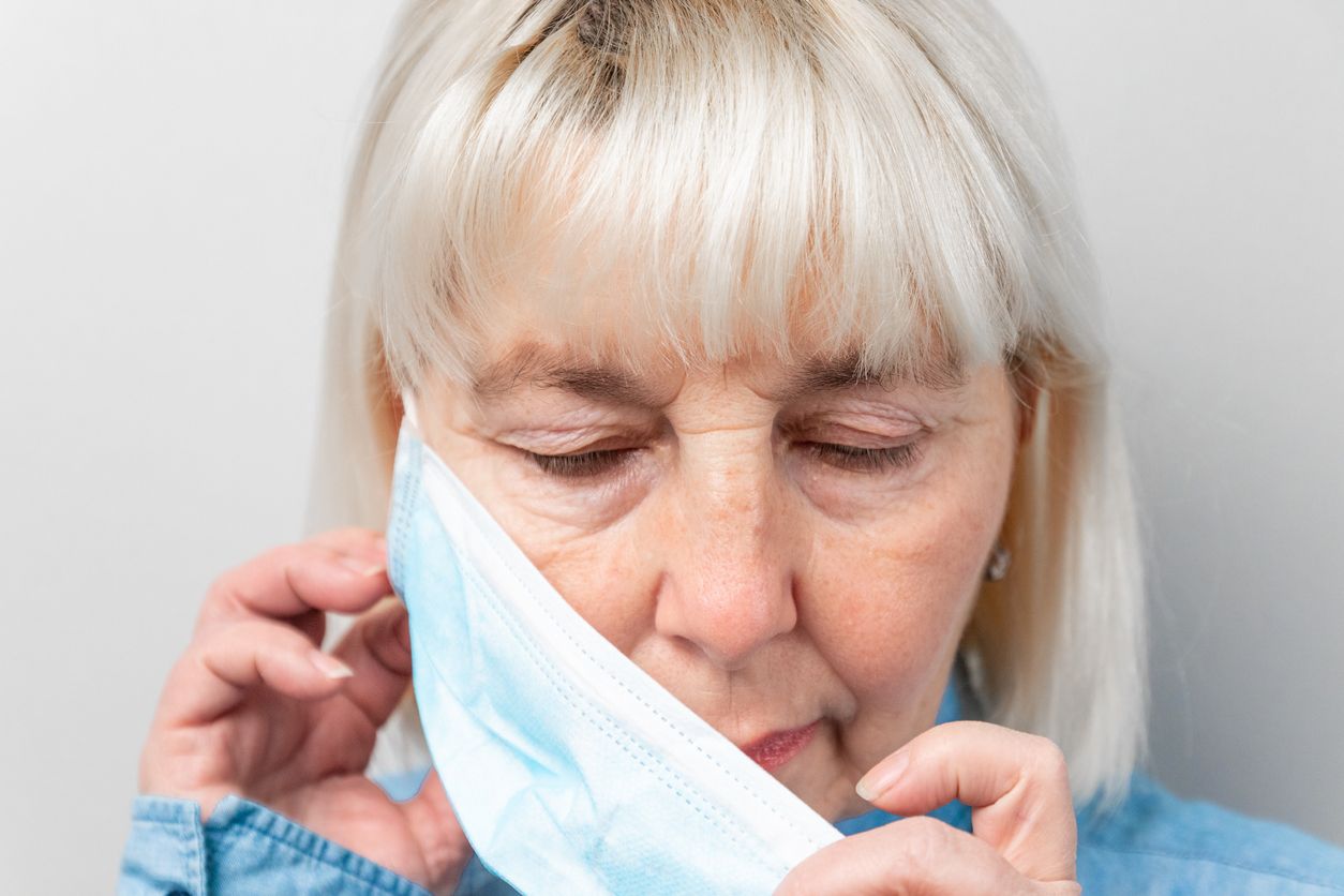 ¿Cómo quitarme y guardar mi mascarilla?