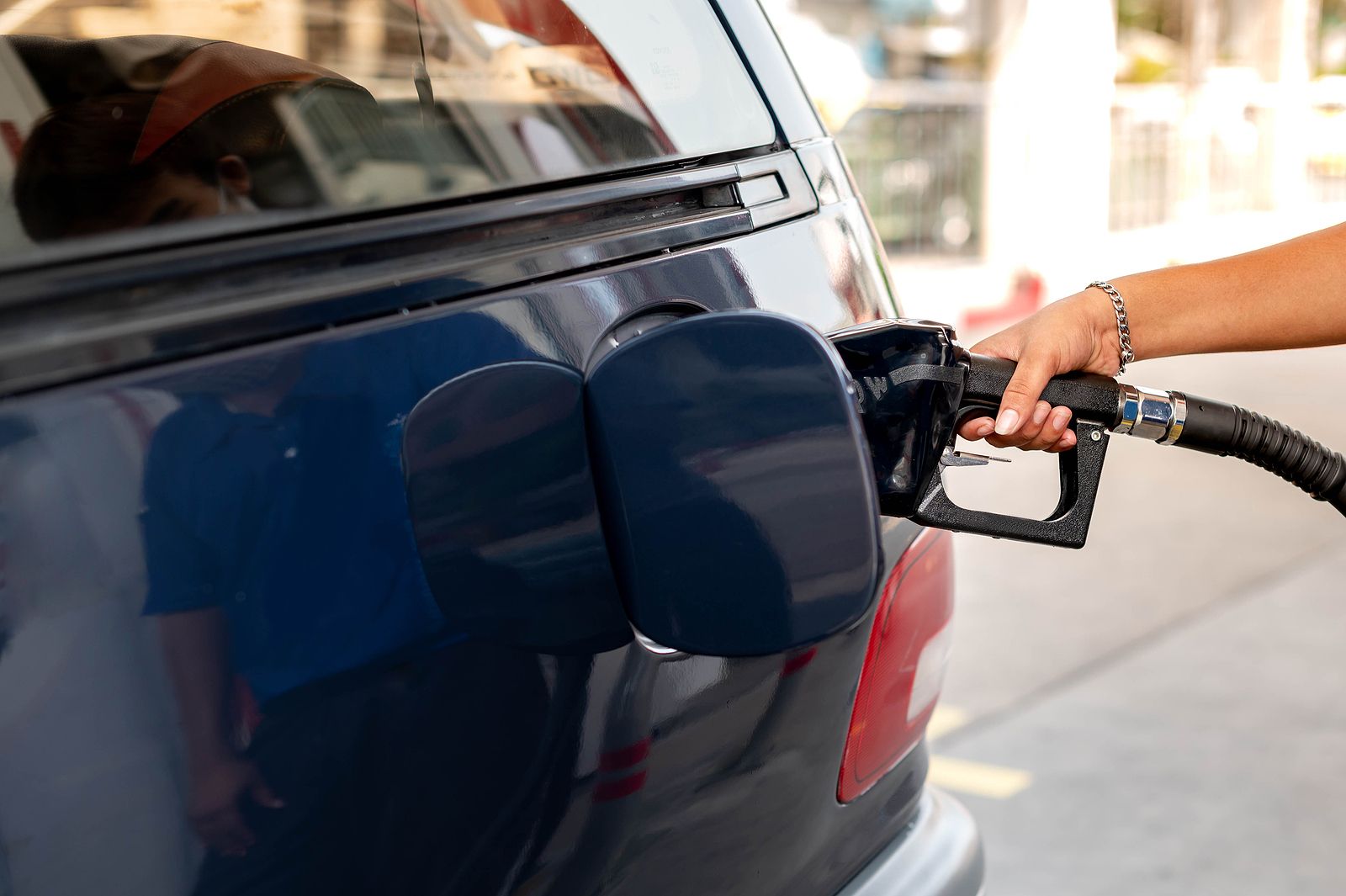 El truco para saber en qué lado está el depósito de la gasolina sin bajarte del coche