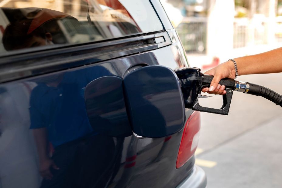 El truco para saber en qué lado está el depósito de la gasolina sin bajarte del coche