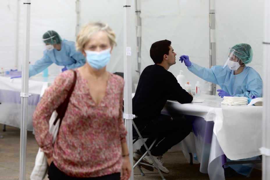 EuropaPress 3222618 sanitaria le realiza frotis nasal vecino ordizia carpas instaladas parque