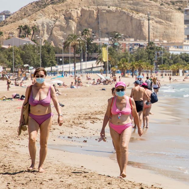 EuropaPress 3175767 dos mujeres protegidas mascarilla pasean playa postiguet primer dia fase