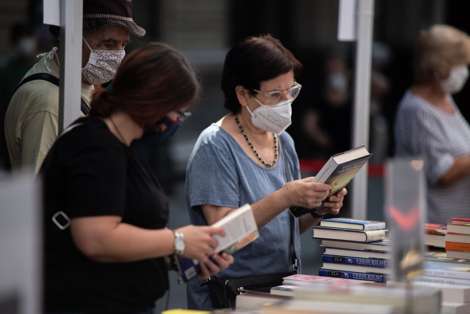 EuropaPress 3247679 varios personas observan libros varios puestos libros colocados calle