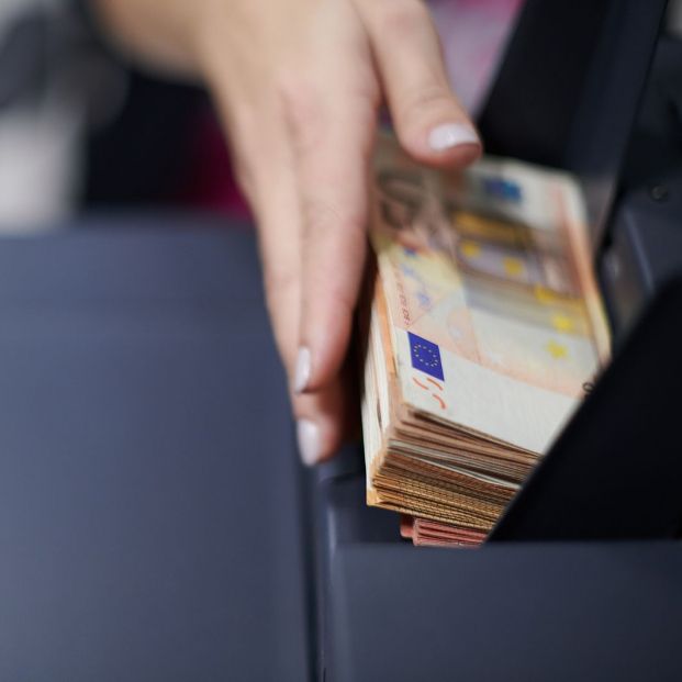 Detenida una mujer por aprovechar la muerte del hombre al que cuidaba y robarle más de 35.000 euros Detenida una mujer por aprovechar la muerte del hombre al que cuidaba y robarle más de 35.000 euros