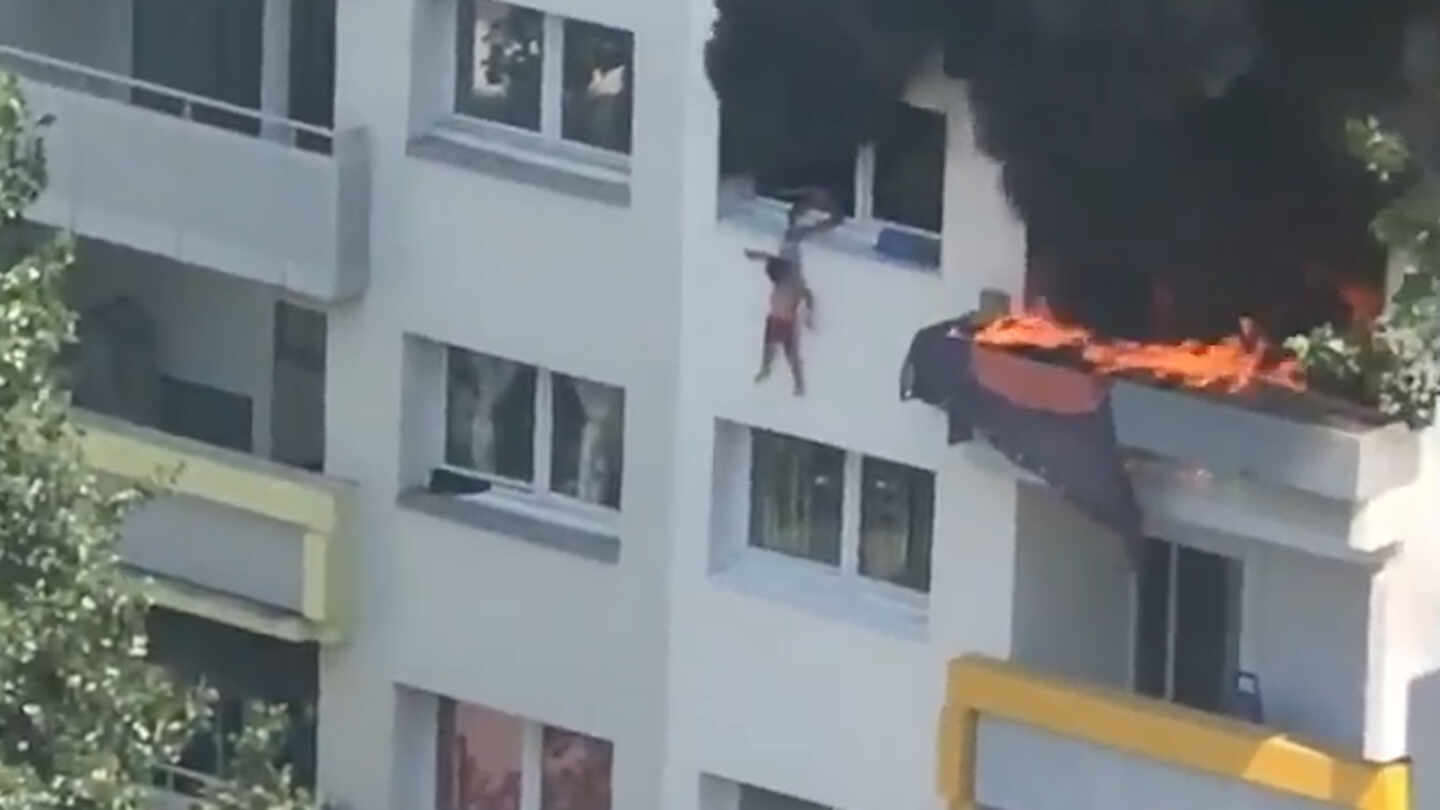 VÍDEO: Un niño salva a su hermano de un incendio lanzándolo por la ventana de un tercer piso
