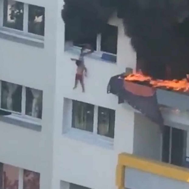 VÍDEO: Un niño salva a su hermano de un incendio lanzándolo por la ventana de un tercer piso