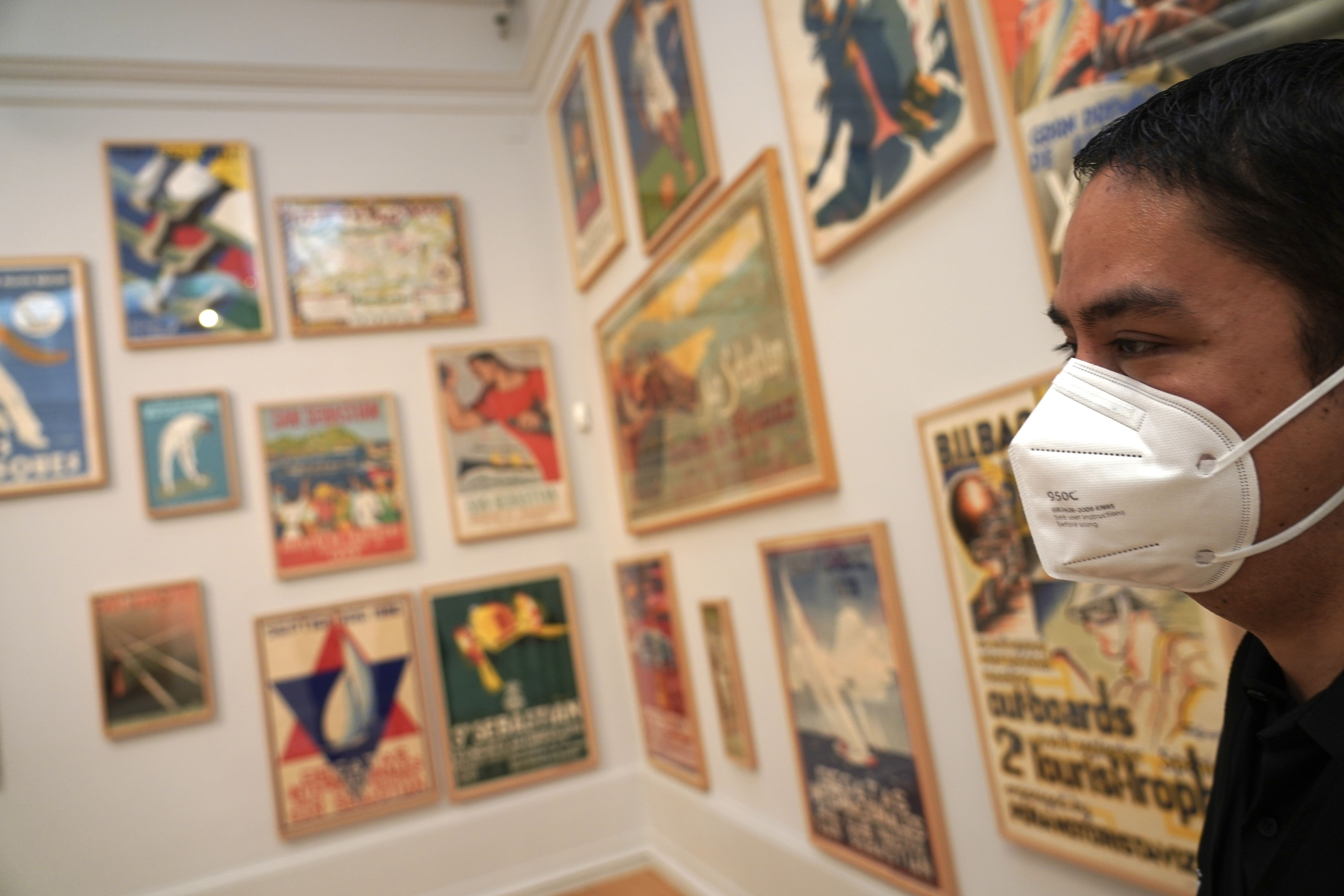 EuropaPress 3175554 visitante protegido mascarilla visita sala dia museo bellas artes bilbao