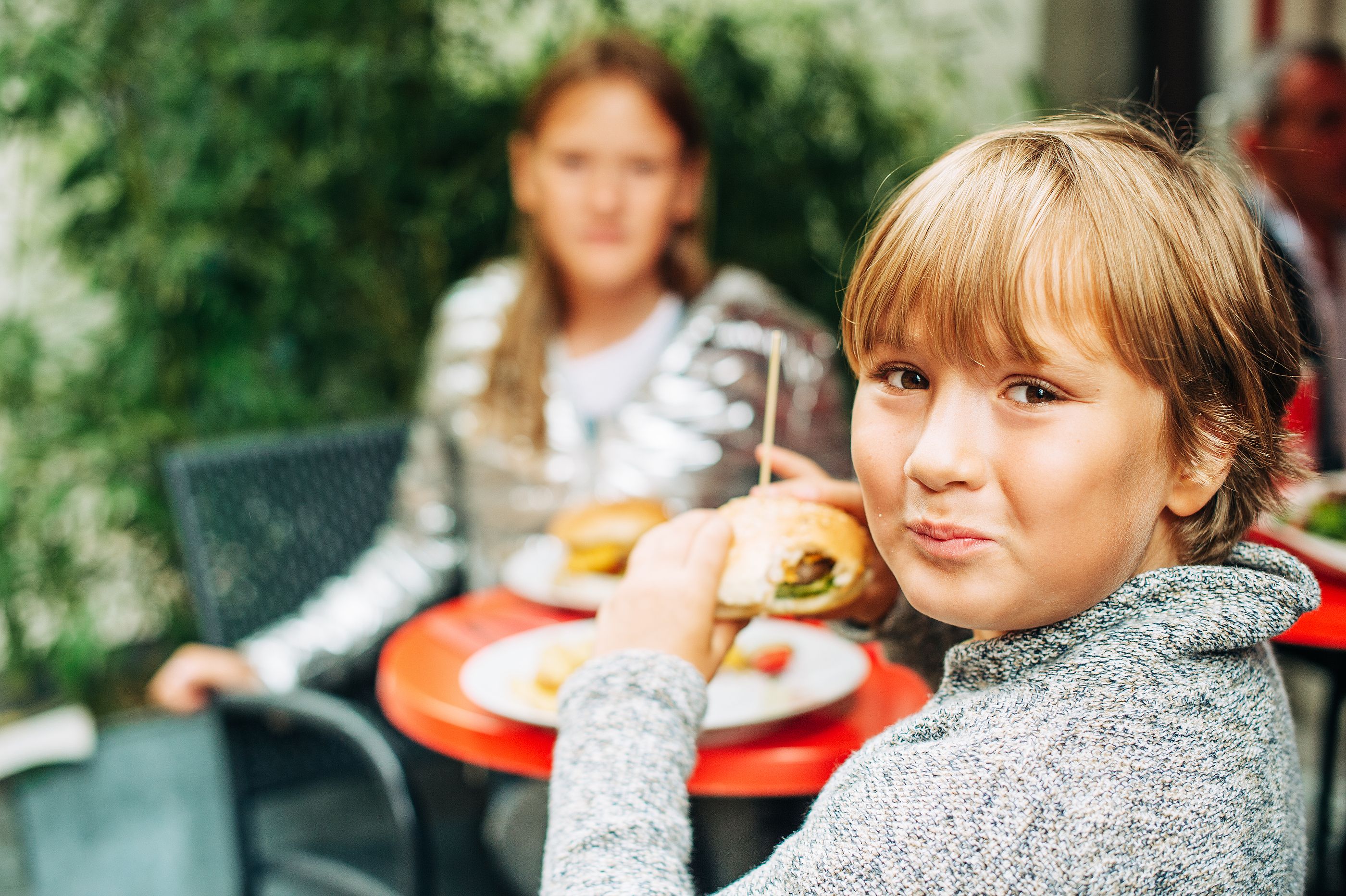 La mitad de la publicidad que ven niños y adolescentes en Francia es de comida poco saludable