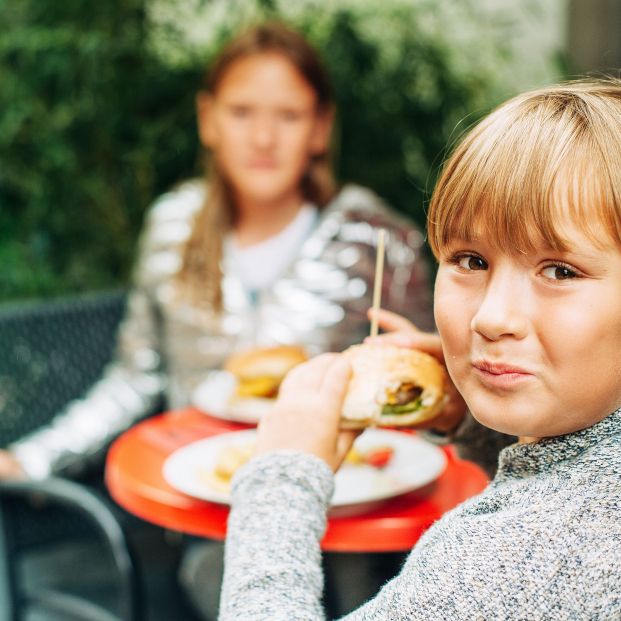 La mitad de la publicidad que ven niños y adolescentes en Francia es de comida poco saludable