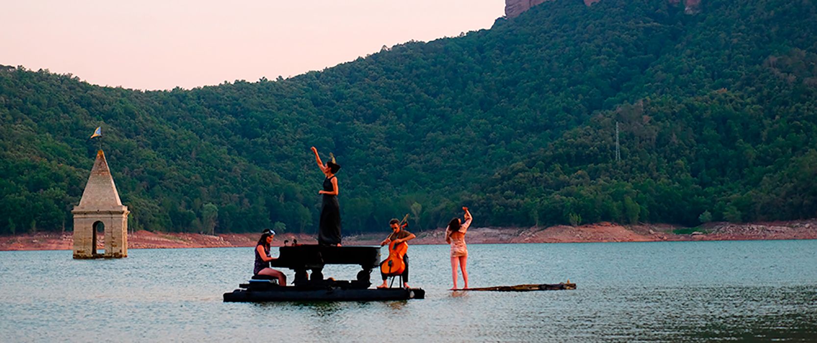 'El Piano del Lago', el espectáculo flotante que fusiona música, teatro y danza