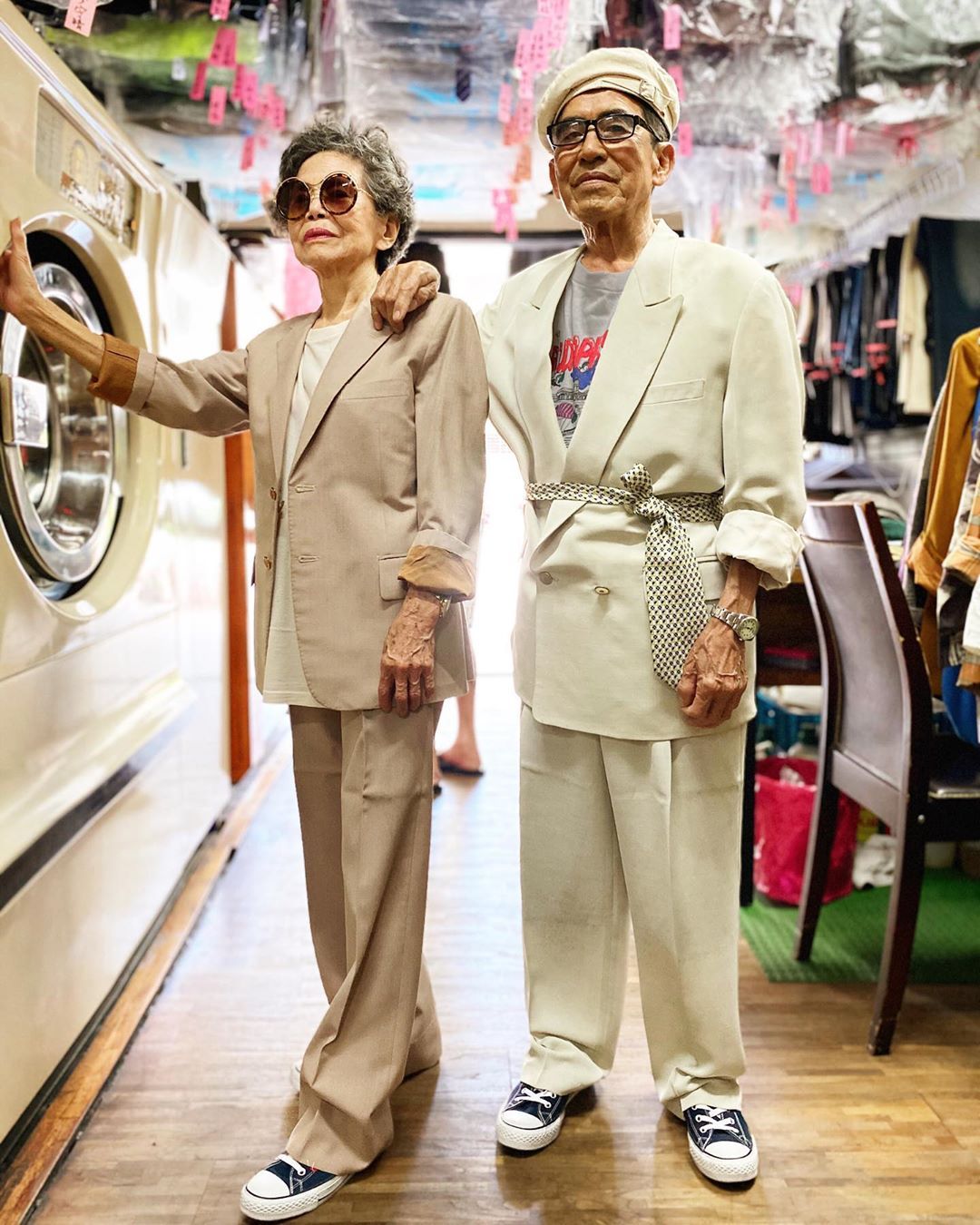 La pareja de octogenarios que arrasa en Instagram posando con la ropa olvidada en su lavandería