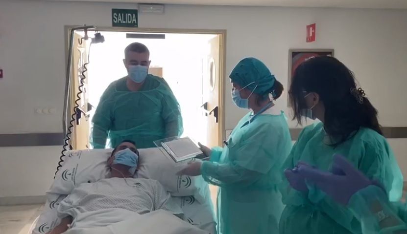 EuropaPress 3039360 paciente covid 19 sale uci hospital inmaculada almeria entrega placa