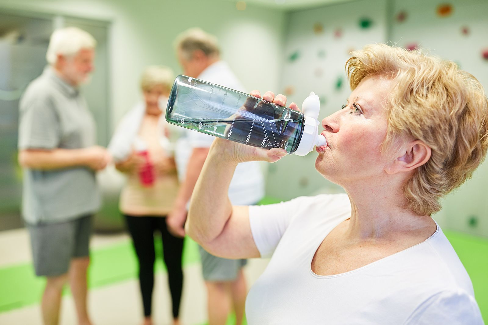 ¿Eres adicto al agua? Peligros de ser un agualcólico