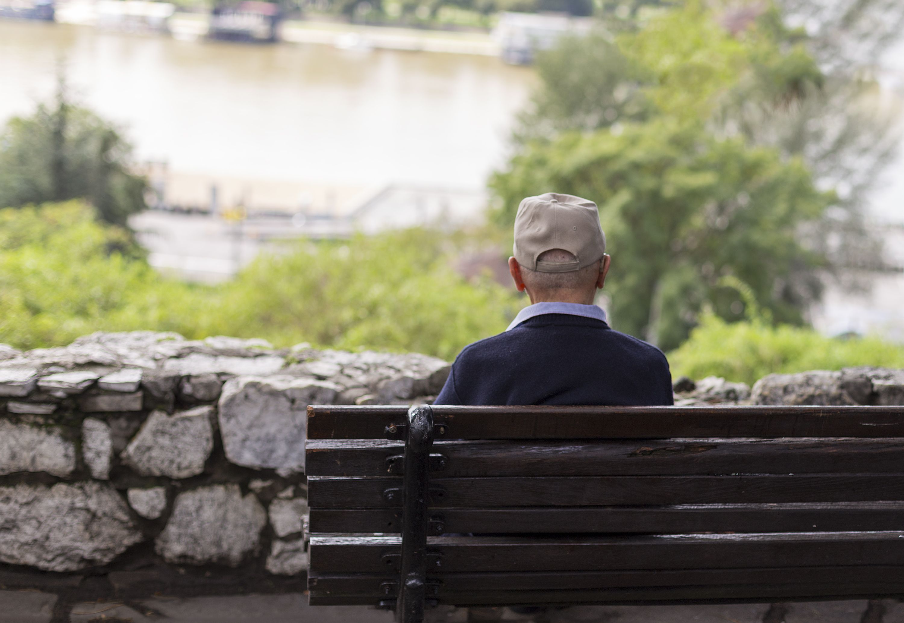 Un hombre de 63 años emociona internet al publicar un mensaje en 'Milanuncios': "Busco amigos"